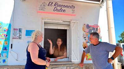 Manuela Mimbrero, propietaria de El Rinconcito Dulce, en la ventana del negocio. Foto: Alfredo González