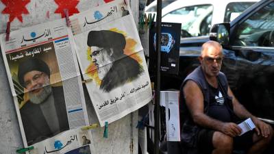 Un hombre se sienta junto a periódicos que informan sobre la muerte del líder de Hezbollah, Hassan Nasrallah, en la calle Hamra en Beirut, Líbano. Foto: EFE