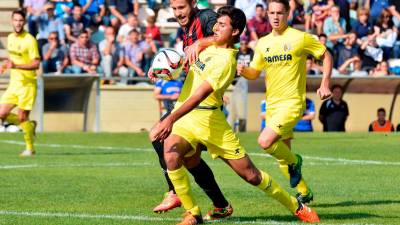 Rodri pelea un cuero con Álex Colorado en el Municipal de Reus. Foto: Fundació Futbol Base Reus