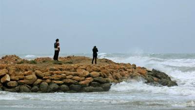 Los servicios de emergencia ya han recibido varias llamadas relacionadas con el temporal. Foto: Joan Revillas