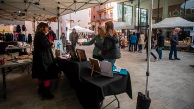 El marcat d’Art Jove omple avui la plaça Pere Català Roca. Foto: DT