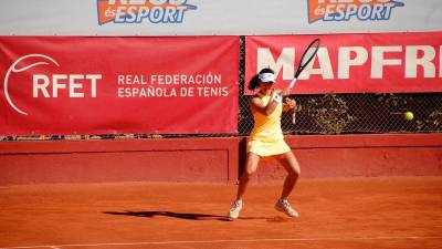 Carlota Martínez, devolviendo una bola durante la final. foto: cedida