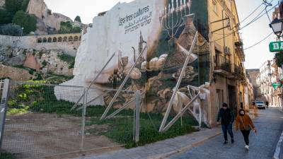 Un dels sis grans murals sobre la història i el patrimoni tortosí. Foto: J. Revillas