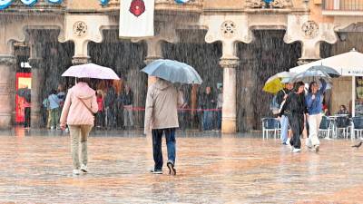 Gente paseando este viernes por Reus. Foto: Alfredo González