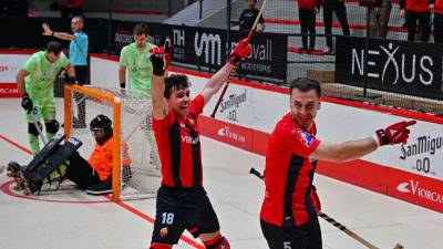 Martí Casas y Salvat celebran el primer gol del Reus. Foto; Alfredo González