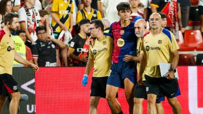 El centrocampista del FC Barcelona Marc Bernal (3d) se retira lesionado durante el partido de la tercera jornada de Liga en Primera División que Rayo Vallecano y FC Barcelona disputan este martes en el estadio de Vallecas, en Madrid. EFE/Mariscal