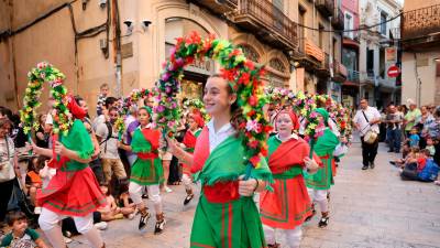 El Ball de Cercoletes, en un instant de la cercavila pels carrers del centre. FOTO: Alba Mariné