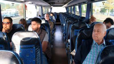 Algunos de los usuarios que este martes han salido de Tarragona hacia Sant Vicenç de Calders en autobús y han hecho parada en Altafulla y Torredembarra. Foto: ACN