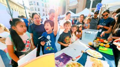 Los niños pudieron disfrutar de experimentos de lo más diversos. FOTO: Àngel Ullate