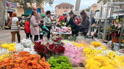 Paradas de venta de flores alrededor del Mercat Central de Reus. foto: alfredo gonzález