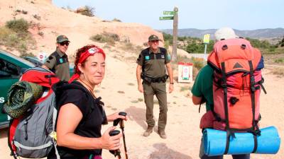 Dos excursionistas salen voluntariamente de la zona. Foto: ACN