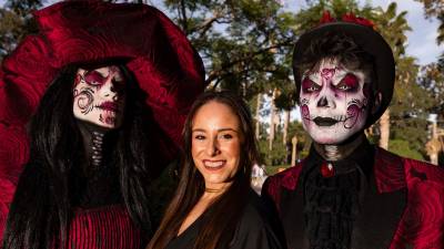 Alexandra Alcañiz (centro) con los actores Mariona y Marc en PortAventura los días de Halloween. foto: Àngel ULLate