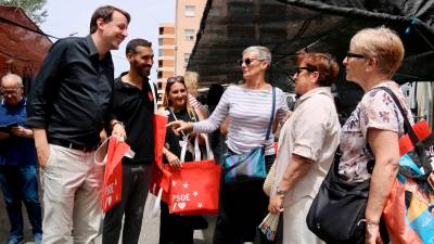 El candidato del PSC, Javi López, el pasado viernes en el mercadillo de Sant Pere i Sant Pau. Foto: ACN