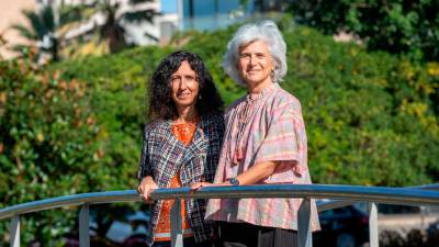 La Dra. Raquel Sánchez del Valle (izquierda) y la presidenta de la Fundació Rosa Maria Vivar, Margarita Oliva. FOTO: MARC BOSCH