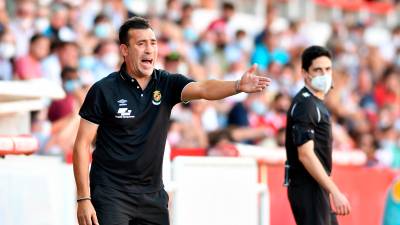 Raül Agné da instrucciones en un encuentro en el Nou Estadi. Foto: Fabian Acidres