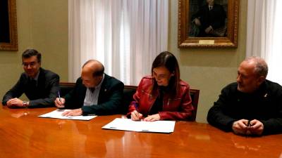 L’alcalde de Castellvell del Camp, Josep Forasté, i l’alcaldessa de Reus signen el conveni pel soterrament de la línia elèctrica d’El Pinar. Foto: ACN