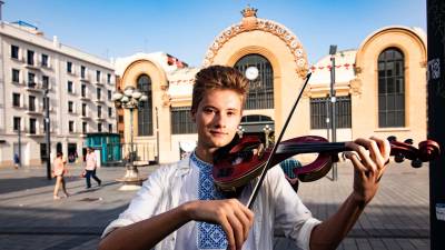 El joven músico Danylo Vasýlchenko, en la Plaça Corsini, uno de los lugares donde toca. Foto: Àngel Ullate