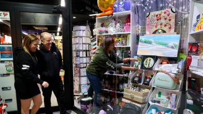 Todos los regalos incluidos en la cesta se pueden ver en la tienda Carlin (C/ Verge del Camí). Foto: Alba Mariné