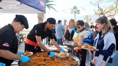 Unas 250 personas degustaron ayer la paella popular. FOTO: Alba Mariné