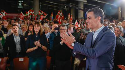 El presidente del Gobierno Pedro Sánchez (d) durante un acto en el que el PSOE homenajea al expresidente José Luis Rodríguez Zapatero al cumplirse 20 años de la formación de su primer Gobierno. Foto: EFE