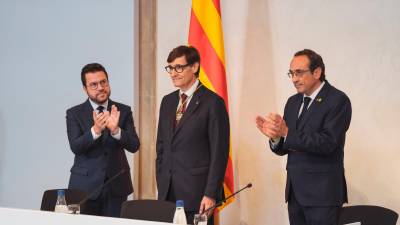 Salvador Illa, con el expresidente Pere Aragonès y el presidente del Parlament, Josep Rull Foto: ACN