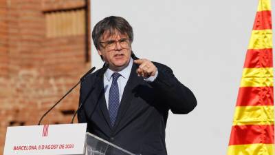 El expresidente catalán Carles Puigdemont interviene en el acto de bienvenida para el que miles de independentistas se congregan en el paseo Lluís Companys de Barcelona, junto al Parlament. Foto: EFE