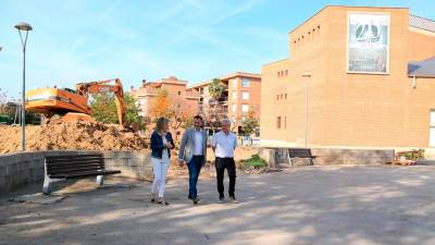 L’alcalde de Tortosa, Jordi Jordan, i els regidors Mar Lleixà i Jaume Bel visitant l’inici de les obres d’ampliació de l’Auditori Felip Pedrell. Foto Aj. Tortosa