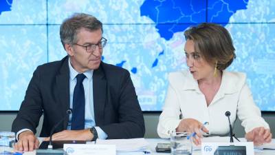 El líder del PP, Alberto Núñez Feijóo (i), y la secretaria general del partido, Cuca Gamarra (d), durante la reunión del Comité Ejecutivo del PP celebrado, este martes, en Madrid. Foto: EFE