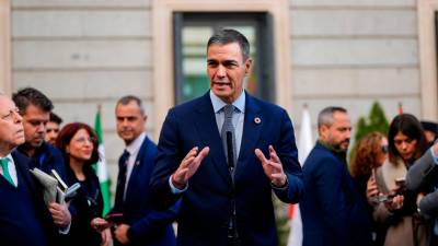 El presidente del Gobierno Pedro Sánchez se dirige a medios de comunicación a su llegada al Congreso de los Diputados con motivo de la celebración del Día de la Constitución. Foto: EFE