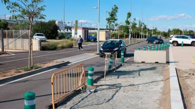 Varias vallas y pilonas impiden el paso de vehículos por el segundo carril de la vía que se dirige hacia la T-312. FOTO: alba mariné