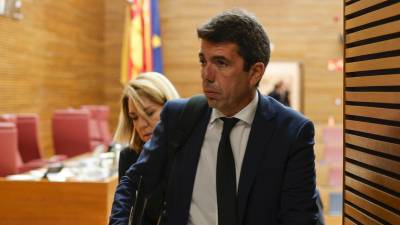 El presidente de la Generalitat Valenciana, Carlos Mazón, y la vicepresidenta Susana Camarero, salen tras un receso del pleno de este viernes en el que Mazón rinde cuentas de lo que hizo el 29 de octubre y explica cómo va a remodelar la estructura de su Gobierno para adaptarla a la reconstrucción. Foto: EFE