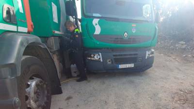 Uno de los agentes de Torredembarra que avortó el robo de combustible. FOTO: Policia Local