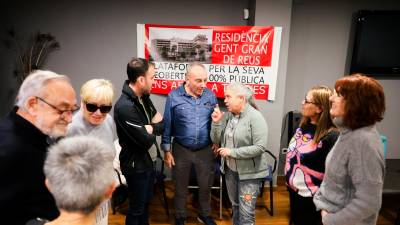 Parents dels residents que van marxar de l’ICASS a l’estiu i treballadores, reunits tots fa poc. Foto: A. Mariné