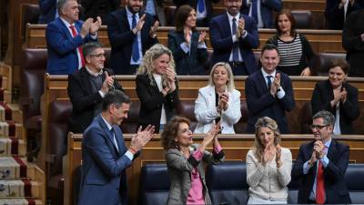 De izda a dcha; el presidente del Gobierno, Pedro Sánchez, y las vicepresidentas María Jesús Montero y Yolanda Díaz, y el ministro de Presidencia, Félix Bolaños, aplauden durante el pleno celebrado este jueves en el Congreso de Los Diputados. Foto: Fernando Villar/EFE