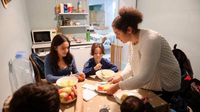 La emprendedora Cristina Gómez en una parte de la tienda, acompañada de sus hijos. Goto: Alba Mariné