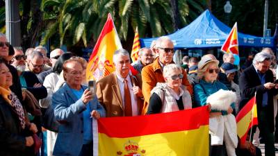 Diversas personas asisten a un acto del Día de la Constitución en Tarragona. Foto: ACN