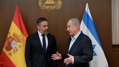 El presidente de VOX Santiago Abascal (i) se ha reunido con el primer ministro israelí Benjamín Netanyahu, este martes en la Oficina del Primer Ministro, en Jerusalén. Foto: EFE