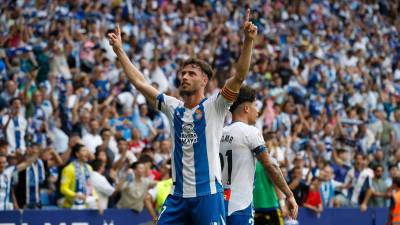 El delantero del Espanyol Javi Puado celebra un gol ante el Oviedo durante el partido de vuelta de la final por el ascenso. EFE/ Toni Albir