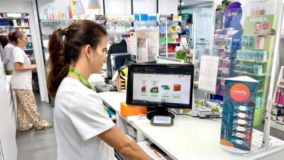 La Farmàcia Mireia Valls CB cuenta con el servicio de pedidos a través de internet. Foto: Alba Mariné