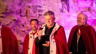 Álvaro Palacios brindant a la investidura al Castell de Faslet. Foto: Marc Bosch