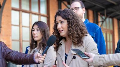 la dirigente socialista Enma López hablando con la prensa. Foto: EFE