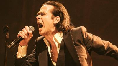 Nick Cave, elegante bajo su habitual traje oscuro, actúa esta semana en Barcelona y Madrid para presentar sus nuevas canciones. Foto: cedida