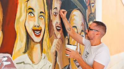 El artista Tom Roy, utimando los detalles del primer mural. Foto: Alba Mariné