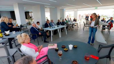 Una treintena de personas asistieron al afterwork organizado ayer por la Fundació Gresol. foto: MARC BOSCH