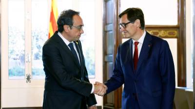 El presidente del Parlament, Josep Rull (i), se ha reunido con el primer secretario del PSC, Salvador Illa (d), en el marco de la ronda de consultas con los líderes parlamentarios previa al debate de investidura