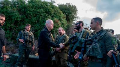 El ministro de Defensa israelí, Yoav Gallant, en un encuentro con las tropas apostadas en la frontera norte de Israel. FOTO: EFE