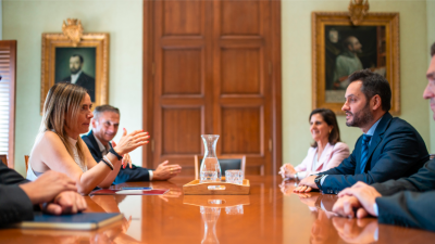 La alcaldesa de Reus, Sandra Guaita, con Javier Mérida, director general de P3 en España, durante una reunión.