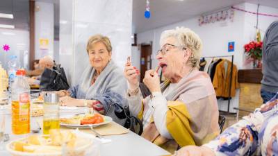 Una usuaria del ‘Dinem en companyia’ preparándose para la foto de grupo. FOTO: Àngel Ullate