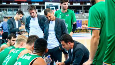 Dani Miret da instrucciones en el banquillo de la Penya. Foto: Joventut Badalona