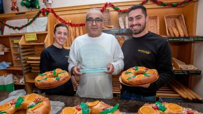 Miriam Esplugas, Salvador Solà, con el premio, y Aleix Solà sujetan el Mejor Roscón de Reyes Clásico de Catalunya 2024. Foto: Marc Bosch